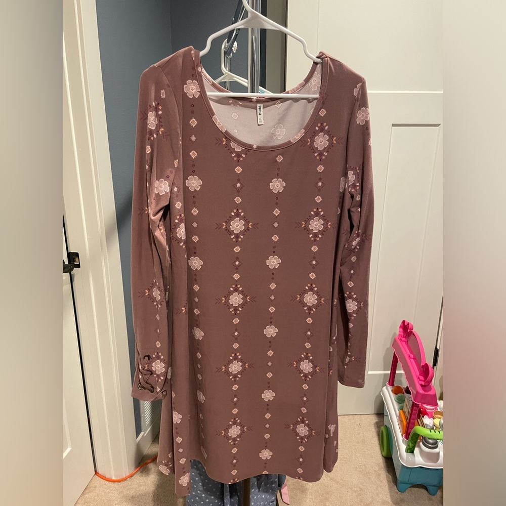 Dress with lacing on sleeves